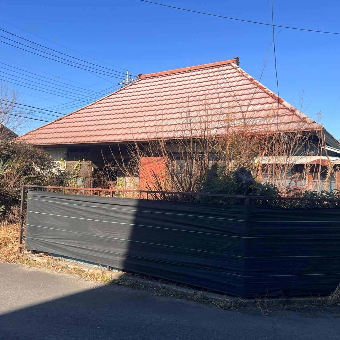 こちらは、埼玉県内で行われた平屋建て解体工事の作業中の写真で