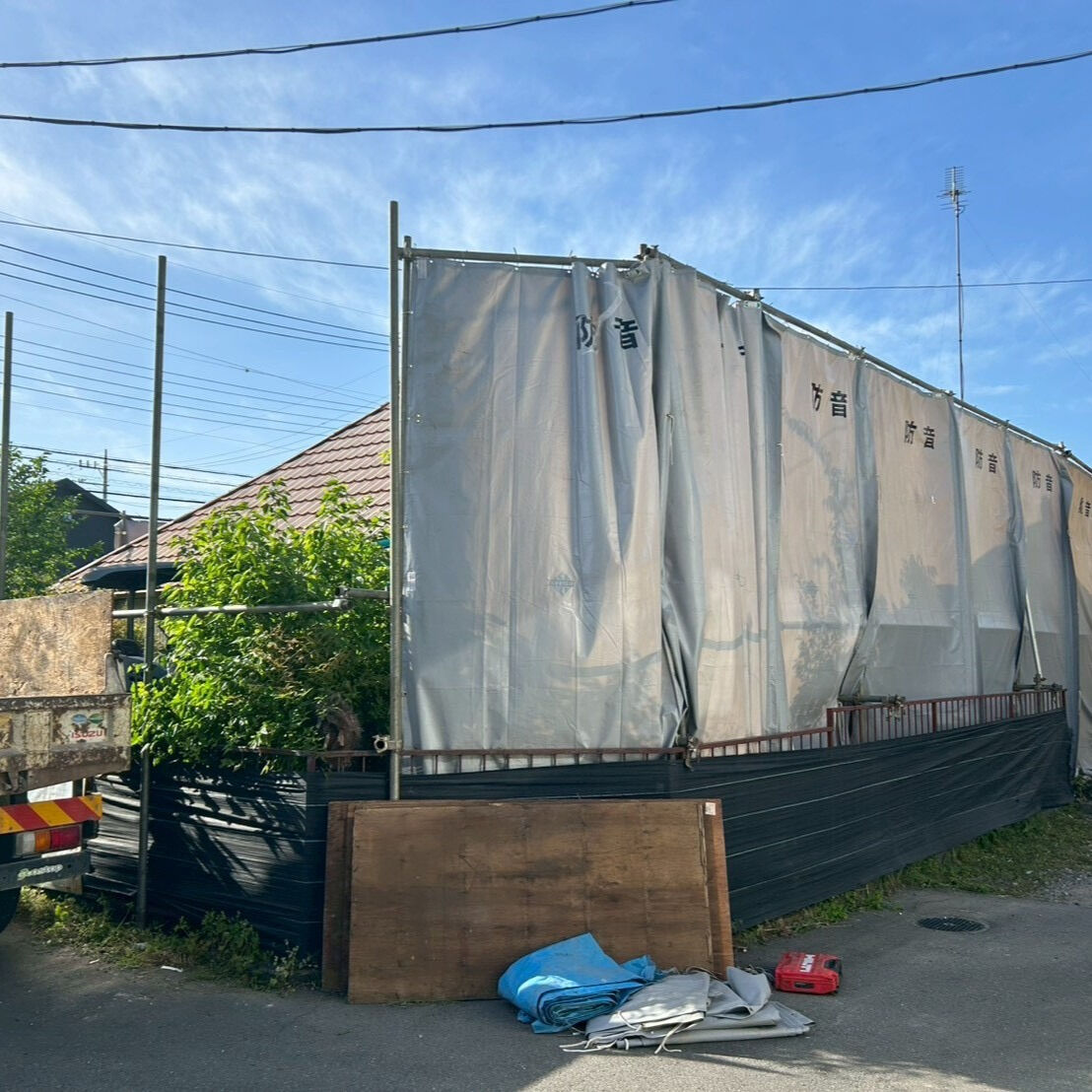 こちらは、埼玉県内で行われた平屋建て解体工事の作業中の写真で