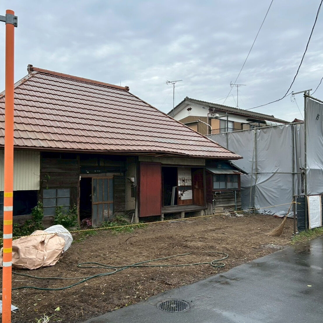 こちらは、埼玉県内で行われた平屋建て解体工事の作業中の写真で