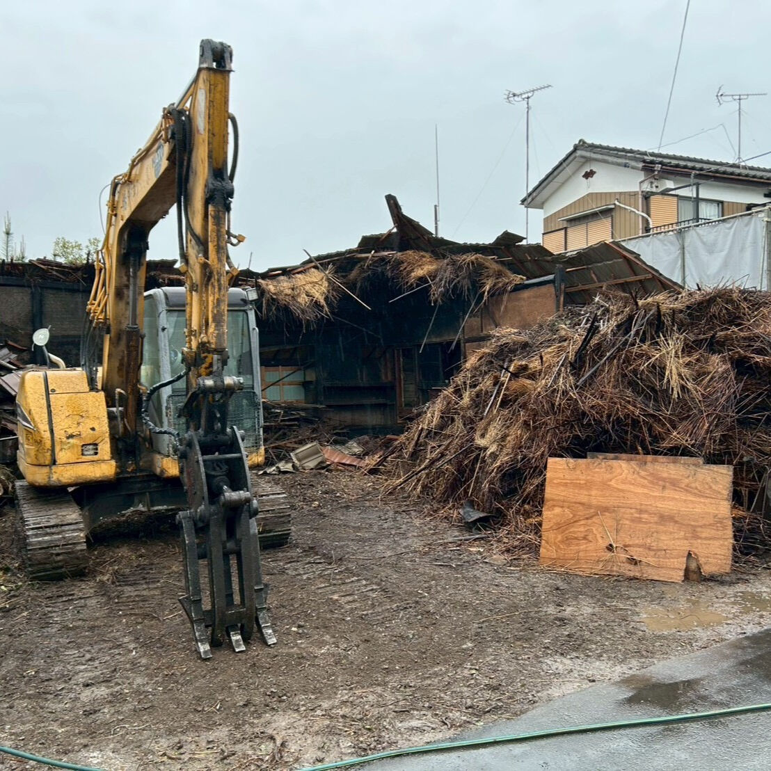 こちらは、埼玉県内で行われた平屋建て解体工事の作業中の写真で